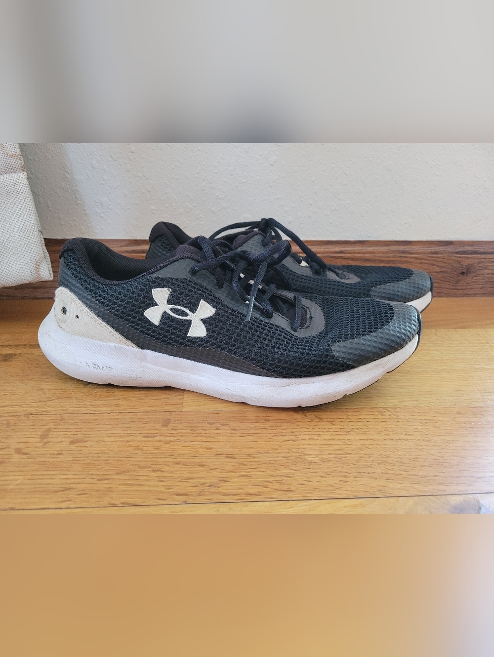 Mens size 9.5 under armour shoes